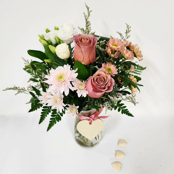 Vase petit cœur en bois teinte de rose!