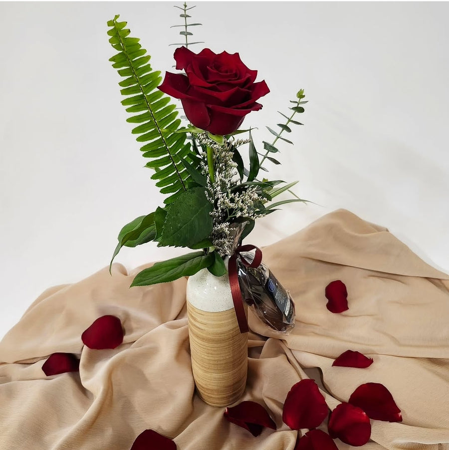 Une rose rouge dans vase ( Style bouteille) + chocolats