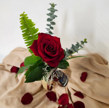 Une rose rouge dans vase ( Style bouteille) + chocolats